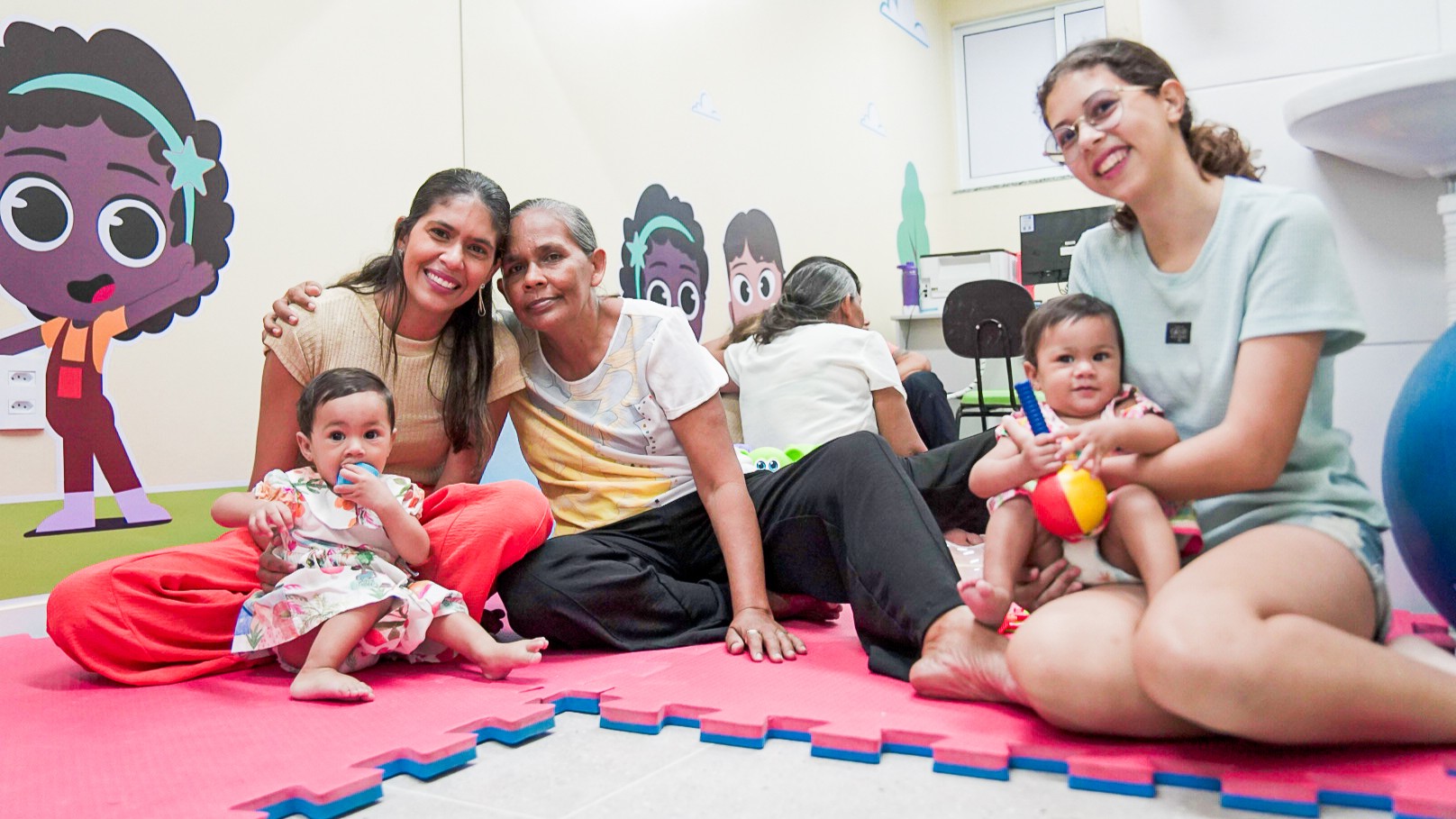 Naiade da Silva com as filhas gêmeas no núcleo de desenvolvimento infantil do posto